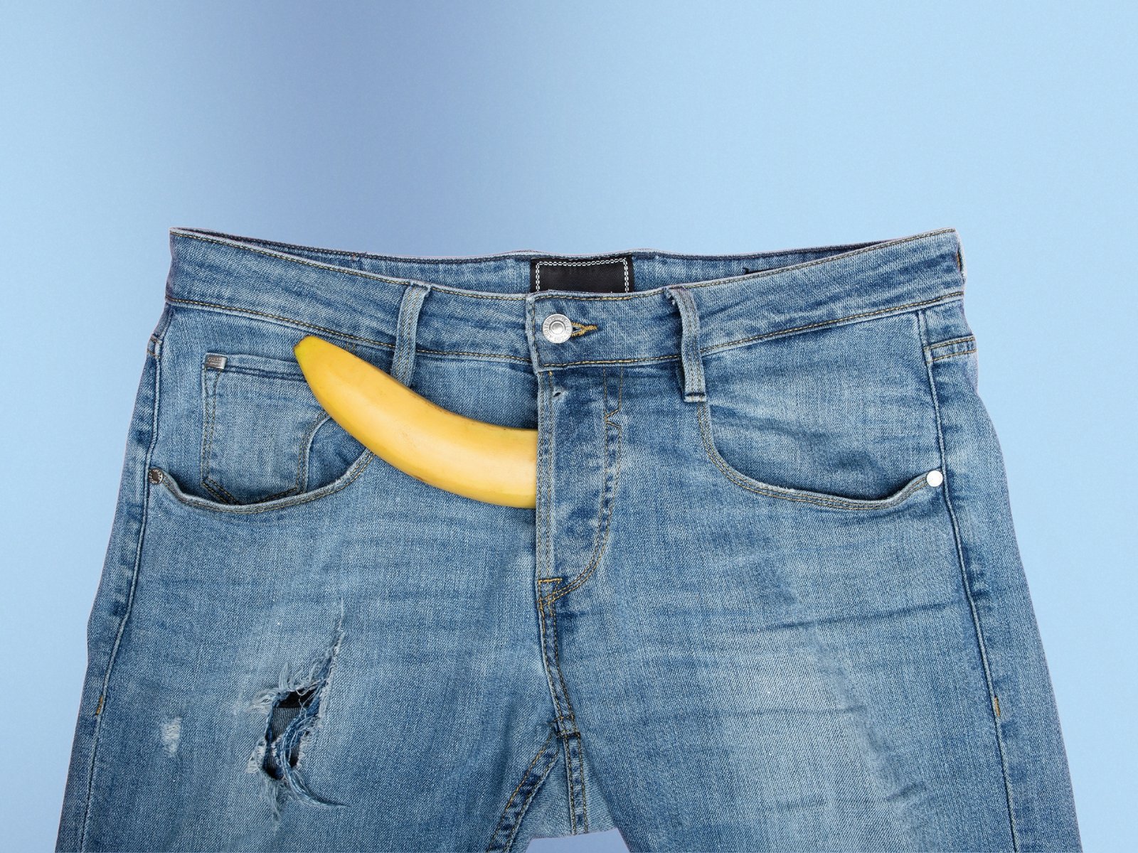 Pantaloni blu con una banana che simboleggia un pene